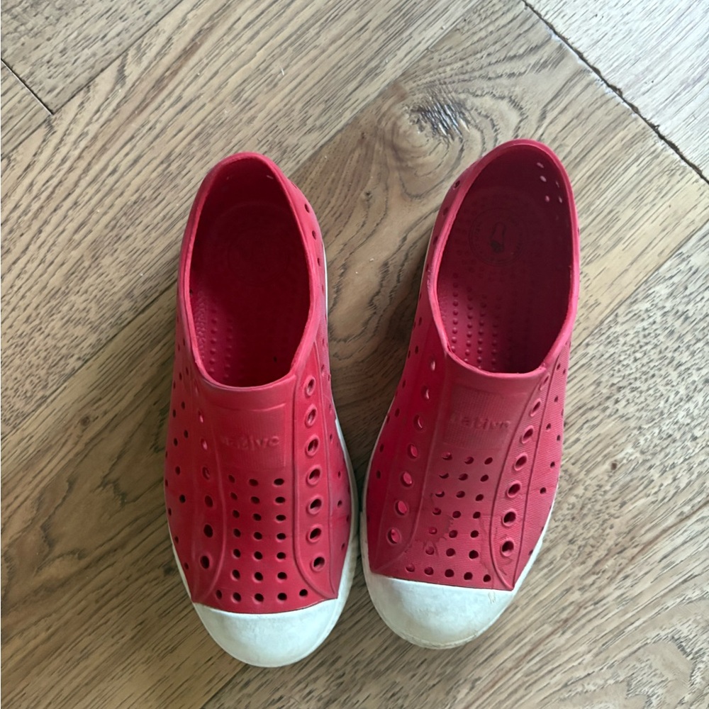 Native Kids Water Shoes - Vibrant Red and White